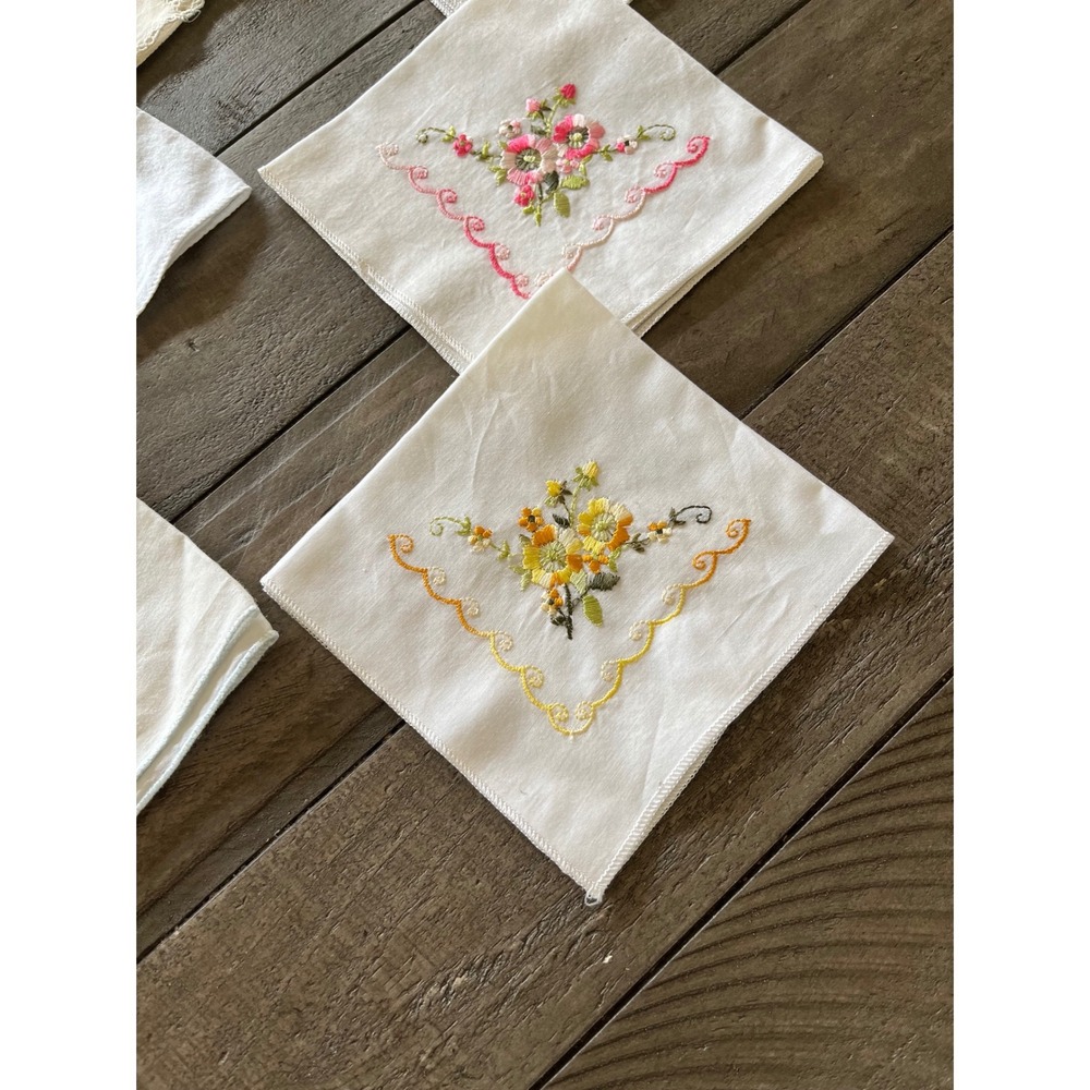 Vintage Handkerchief Lot 10pc Floral Embroidered Lace Trim Scalloped Linens - Picture 6 of 8